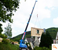 Holzstnderwerk mit Raupenkran transportiert